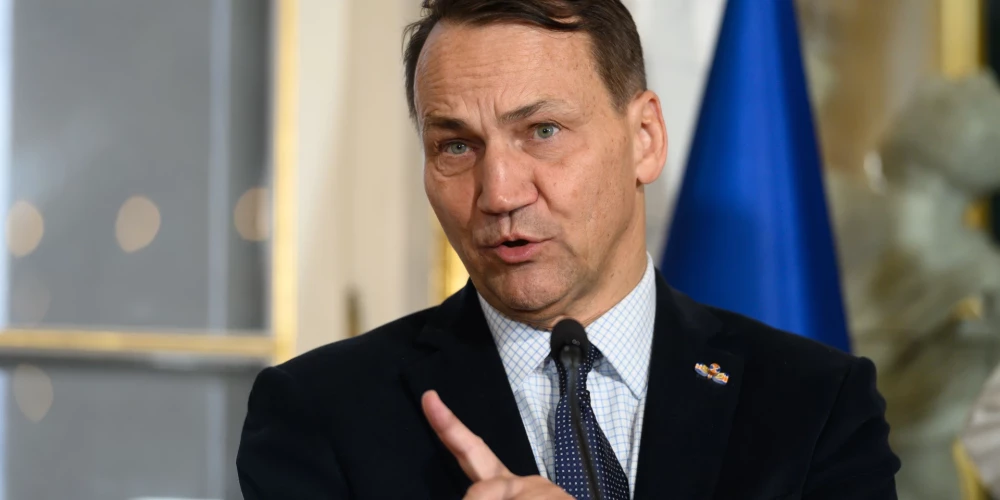 Министр иностранных дел Польши Радослав Сикорский заявил, что польские власти не могут исключить ареста самолёта с Владимиром Путиным.