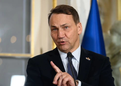 Министр иностранных дел Польши Радослав Сикорский заявил, что польские власти не могут исключить ареста самолёта с Владимиром Путиным.