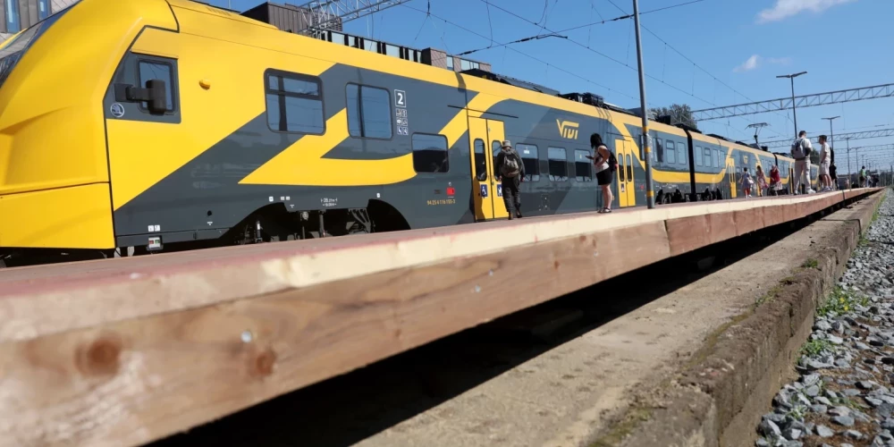 Молодежь Латвии пробует себя в очень опасном развлечении — "трейнсёрфинге".