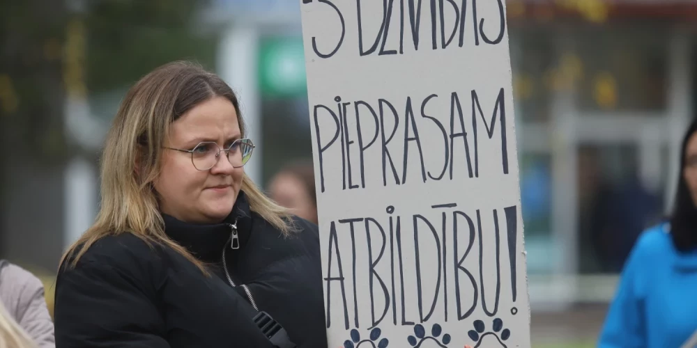 Bauskā notika protesti pret trīs suņu nošaušanu.
