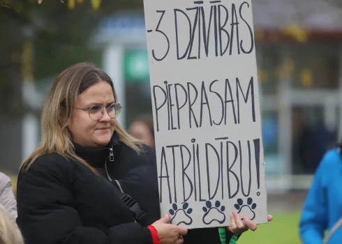Bauskā notika protesti pret trīs suņu nošaušanu.