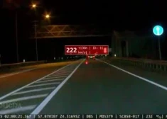 VIDEO: aptur 13 gadus vecu jaunieti, kurš ar vecāku automašīnu bēg no policijas