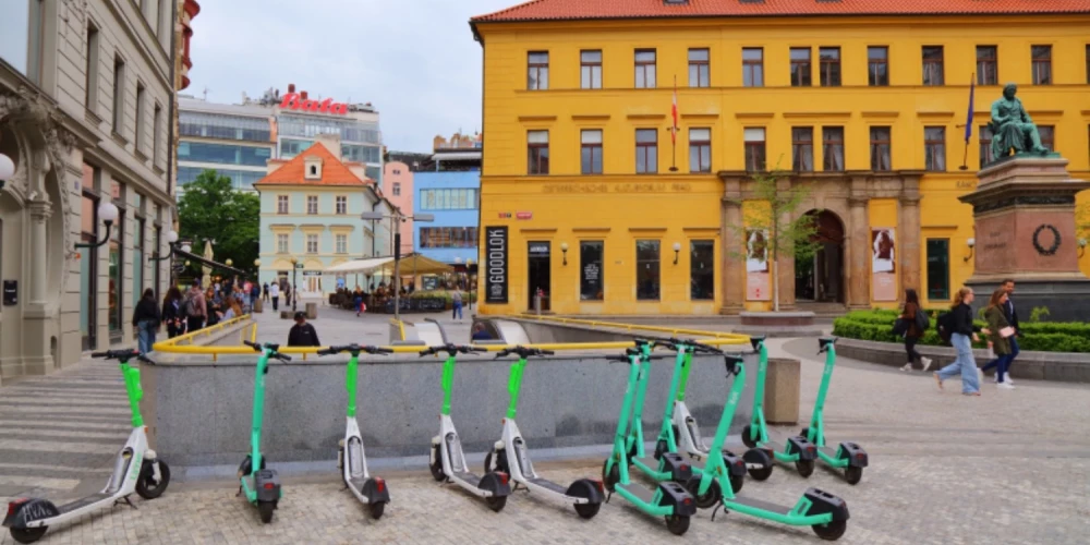 Prāgā aizliegs nomas elektriskos skrejriteņus. 