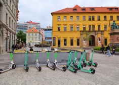 Prāgā aizliegs nomas elektriskos skrejriteņus