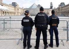 Policisti pie Luvras, kur svētdien notika pārdroša zādzība, ļaundariem aiznesot dārgumus daudzu miljonu eiro vērtībā