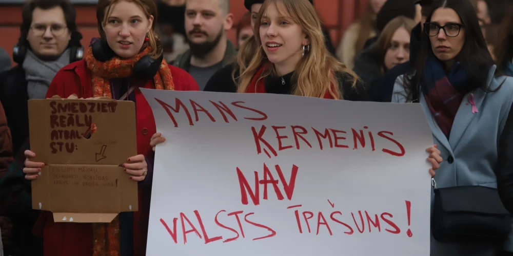 Kā norāda prostesta rīkotāji no "Protests", abortu aizliegšana un ierobežošana piespiež veikt nedrošus, dzīvībai bīstamus abortus, doties veikt abortus uz ārzemēm un piespiež daudzus saglabāt nevēlamu grūtniecību līdz termiņa beigām. 