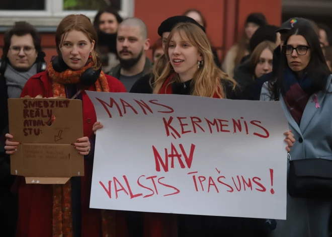 Kā norāda prostesta rīkotāji no "Protests", abortu aizliegšana un ierobežošana piespiež veikt nedrošus, dzīvībai bīstamus abortus, doties veikt abortus uz ārzemēm un piespiež daudzus saglabāt nevēlamu grūtniecību līdz termiņa beigām.