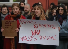 VIDEO: "Mans ķermenis nav valsts īpašums!" Demonstranti iestājas pret abortu ierobežošanu