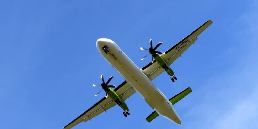 Pamatojoties uz šo informāciju, Latvijas Gaisa satiksme pieņēma lēmumu uz neilgu laiku - aptuveni piecām minūtēm - aizturēt atsevišķu lidojumu pacelšanos un nosēšanos.