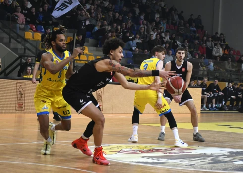 "VEF Rīga" Latvijas basketbola derbijā pārspēj "Ventspili".