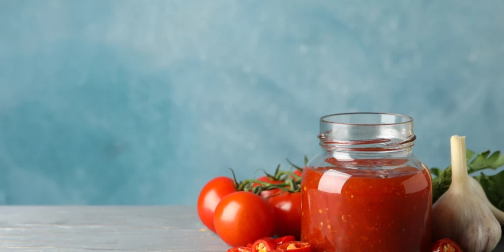 Tomātu mērce ar svaigu koriandru un ķiplokiem