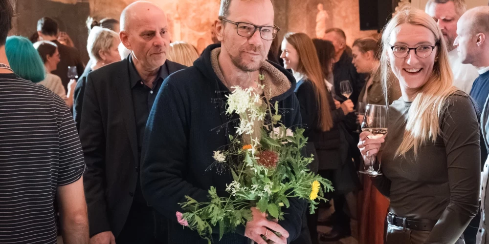 Filma veidota kā dokumentāls detektīvs, kas izseko dzejnieka Anatola Imermaņa pazudušās pelnu urnas meklējumiem.