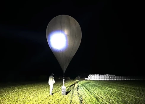 No Baltkrievijas ielidojušu kontrabandas balonu dēļ uz laiku nācies slēgt Viļņas lidostu.