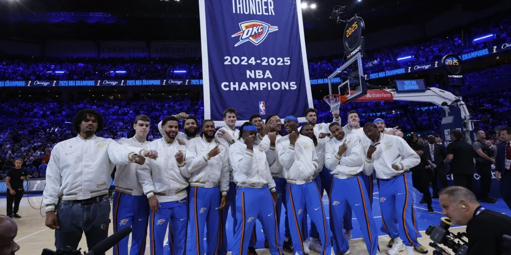 Oklahomasitijas "Thunder" pēc čempionu gredzenu saņemšanas.