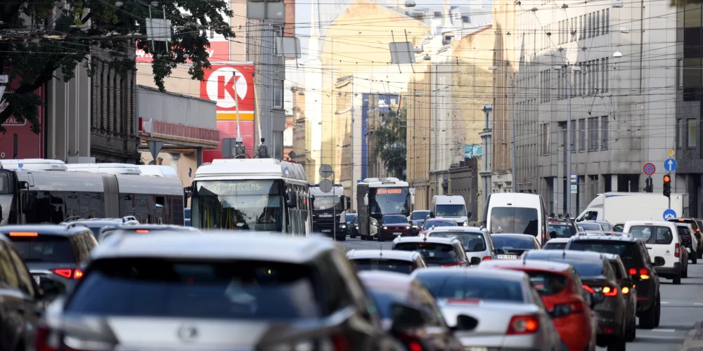 Jaunā nodokļa dēļ Latvijas iedzīvotāji sākuši pirkt lētākas automašīnas.