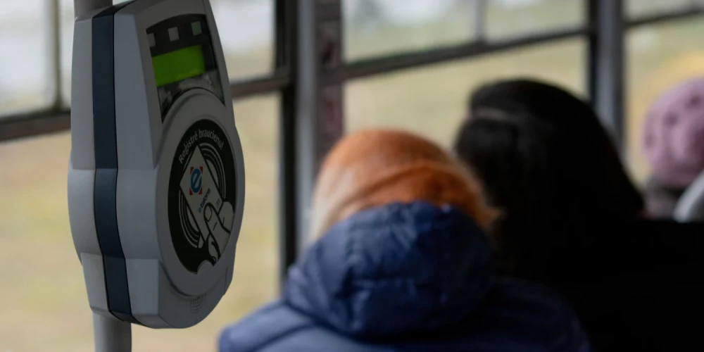 Aizturēts vīrietis par huligāniskām darbībām sabiedriskajā transportā Rīgā.