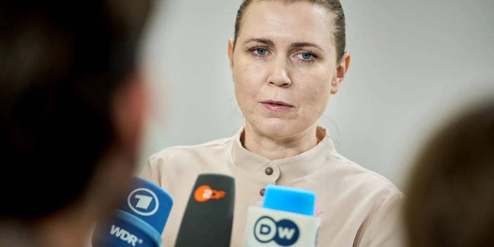 Aizsardzības ministre atkāpjas pēc konflikta ar valdību.