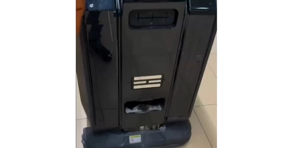 В вильнюсском магазине покупатель снял на видео мывшего пол робота, который говорил по-русски.