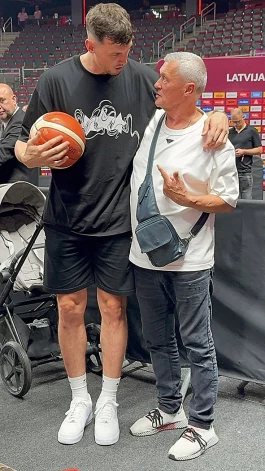 Pirmos soļus basketbolā Rodionam Kurucam ierādīja vectēvs.