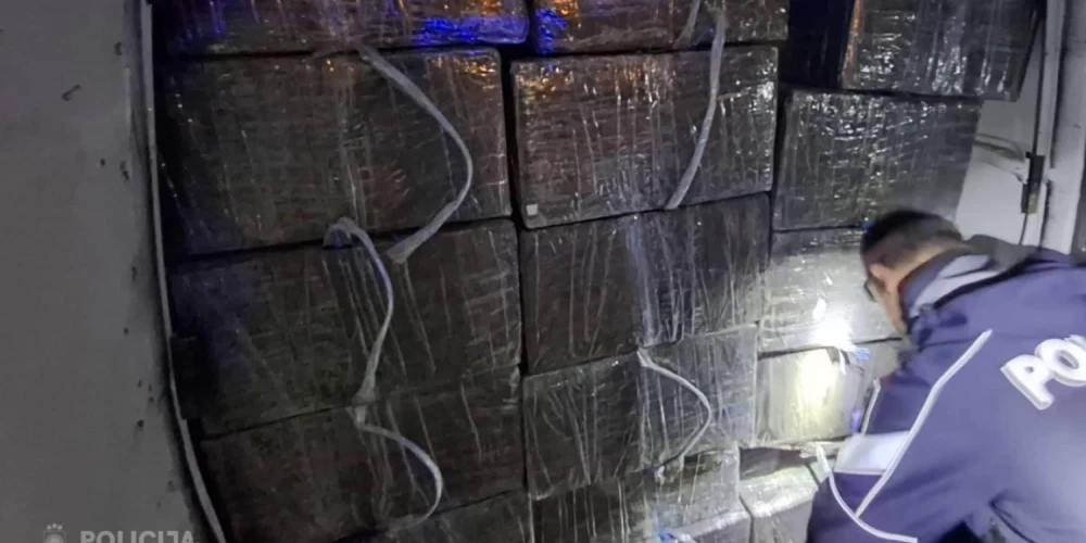 Likumsargi automašīnas kravas nodalījumā kopumā atrada un izņēma 240 000 cigaretes ar Baltkrievijas Republikas akcīzes markām. Valsts policijā uzsākts kriminālprocess, turpinās izmeklēšana.
