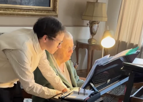 Maestro Raimonds Pauls atgūst spēkus pie klavierēm.