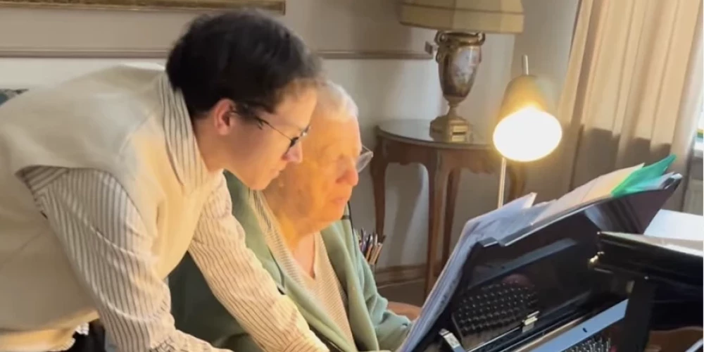 Маэстро Раймонд Паулс восстанавливает свои силы за фортепиано.