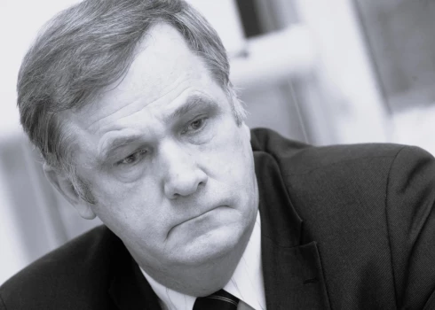 Miris bijušais Sevišķi svarīgu lietu izmeklēšanas nodaļas virsprokurors Adlers.