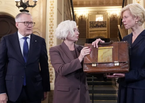 Finanšu ministrs Arvils Ašeradens iesniedz Saeimas priekšsēdētājai Daigai Mieriņai un Saeimas Budžeta un finanšu (nodokļu) komisijas priekšsēdētājai Andai Čakšai budžeta portfeli ar valdības sagatavoto 2026. gada valsts budžeta likumprojektu izskatīšanai parlamentā.