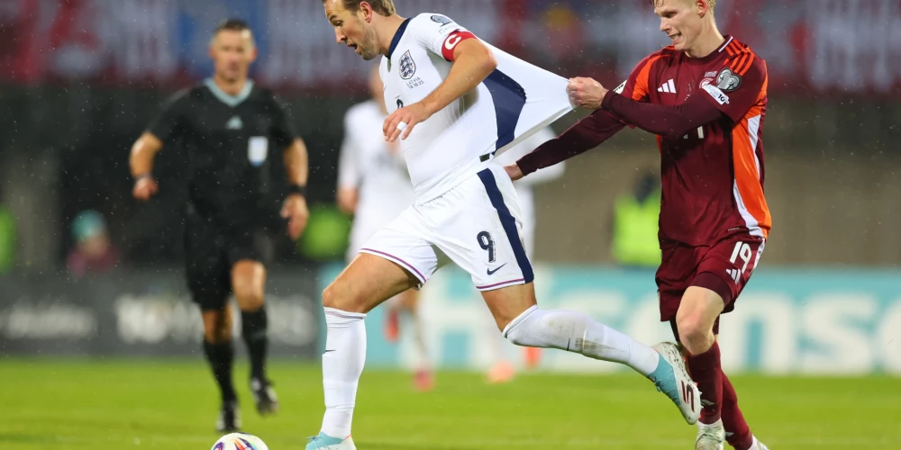 Pašreizējais formāts vēl pirms nedaudz vairāk kā nedēļas ļāva Latvijas izlasei pirmo reizi samērot spēkus ar vareno Angliju. Attēlā Maksims Toņiševs cenšas kavēt Hariju Keinu.