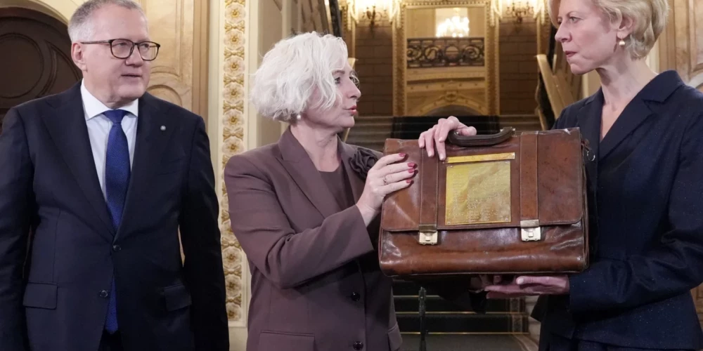 Министр финансов Арвил Ашераденс передал спикеру Сейма Дайге Миерине и председателю парламентской комиссии по бюджету и финансам (налогам) Анде Чакше портфель с подготовленным правительством проектом закона о государственном бюджете на 2026 год для рассмотрения в парламенте.