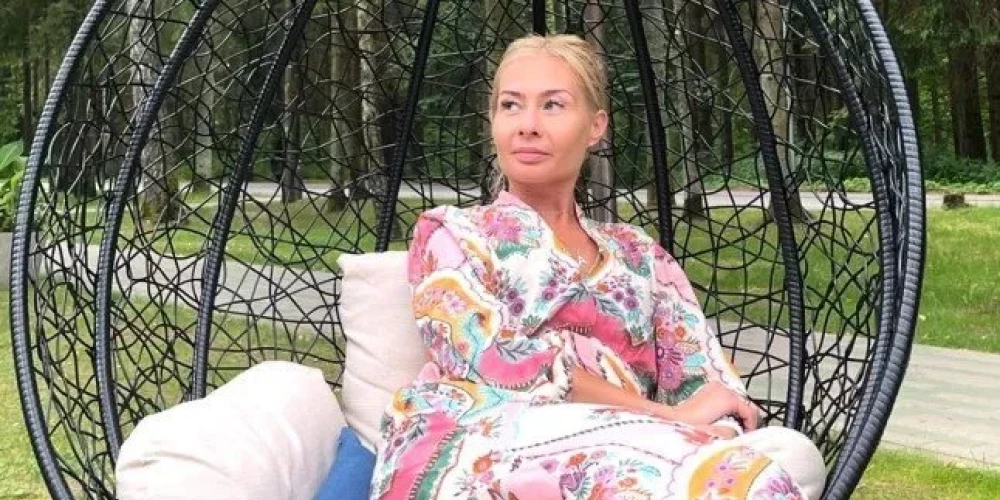 Agne tika atrasta mirusi savās mājās Austrumlondonā. Par sievas saduršanu līdz nāvei tiek tiesāts Agnes vīrs Augustins.
