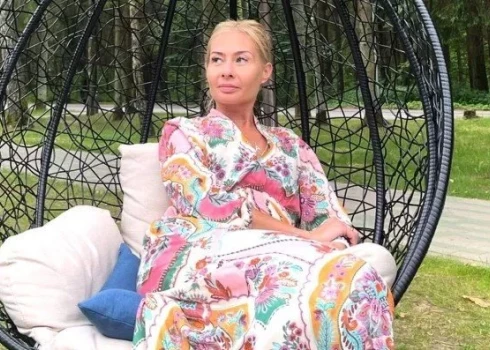 Agne tika atrasta mirusi savās mājās Austrumlondonā. Par sievas saduršanu līdz nāvei tiek tiesāts Agnes vīrs Augustins.