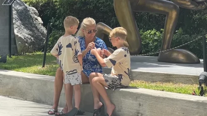 Agne ar saviem puisīšiem.