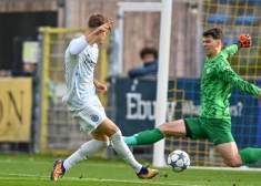 Latviešu futbolists Milānas "Inter" rindās gūst vārtus un atdod piespēli UEFA Jaunatnes līgas spēlē