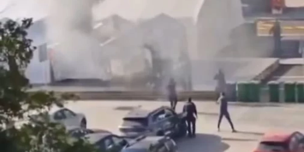 Apšaude notika parkā, kas atrodas starp Serbijas parlamenta ēku un Vučiča biroju, kur viņa atbalstītāji bija uzstādījuši teltis, lai traucētu protestētājiem piekļūt ēkām.