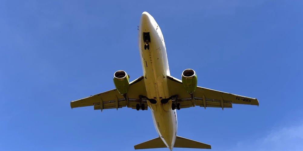 Nacionālās aviokompānijas "airBaltic" lidmašīnas nolaišanās starptautiskās lidostas "Rīga" lidlauka teritorijā.