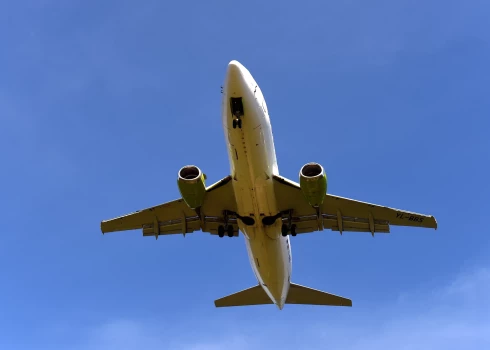 Nacionālās aviokompānijas "airBaltic" lidmašīnas nolaišanās starptautiskās lidostas "Rīga" lidlauka teritorijā.