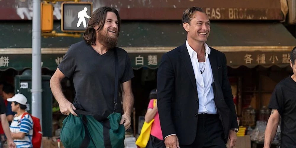 Seriāls "Black Rabbit" ("Melnais trusis") sāk pārliecinoši un necilpo apkārtceļus - skatītājs jau no pirmajiem kadriem tiek ierauts spraigos notikumos.