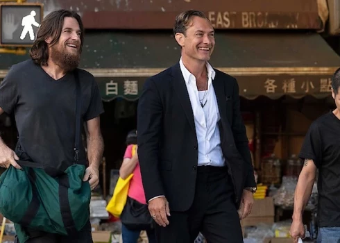 Seriāls "Black Rabbit" ("Melnais trusis") sāk pārliecinoši un necilpo apkārtceļus - skatītājs jau no pirmajiem kadriem tiek ierauts spraigos notikumos.