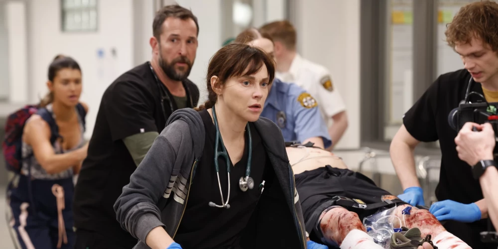 «Pitsburga» parāda virkni sistēmisku šodienas ASV veselības aprūpes problēmu, īpaši akcentējot pēc pandēmijas sekas, kaut vai to, cik traumatiska šī Covid-19 pieredze ir bijusi mediķiem.