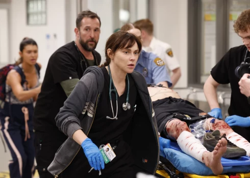 «Pitsburga» parāda virkni sistēmisku šodienas ASV veselības aprūpes problēmu, īpaši akcentējot pēc pandēmijas sekas, kaut vai to, cik traumatiska šī Covid-19 pieredze ir bijusi mediķiem.