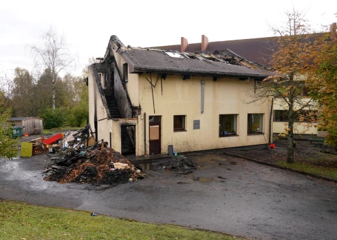 Naktī uz 20. oktobri 405 kvadrātmetru platībā dega pirmsskolas izglītības iestāde "Bitīte" Saulkrastu novada Lojā. Tādējādi viena ēkas daļa ir izdegusi, bet otra - daļēji appludināta.