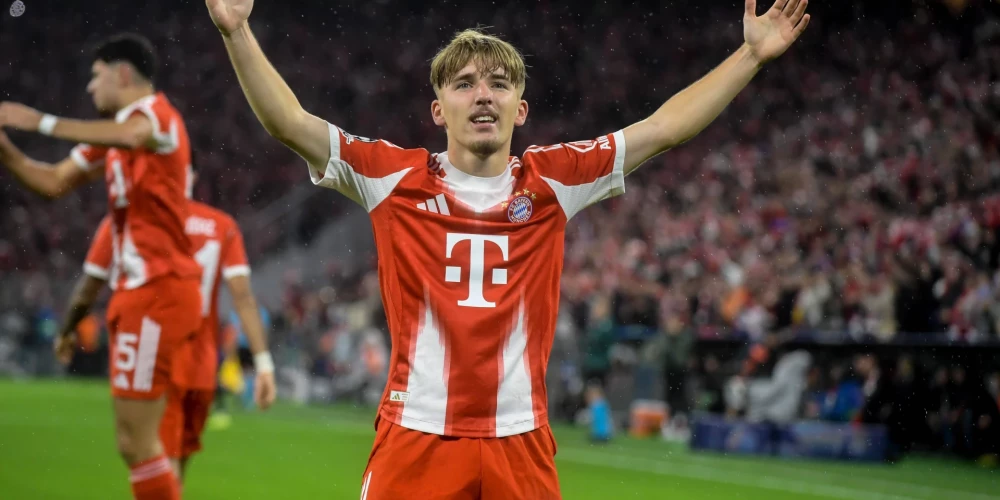 Lenarts Karls 17 gadu un 242 dienu vecumā ir "Bayern" jaunākais vārtu guvējs UEFA Čempionu līgā, pārspējot Džamalu Musialu, kurš minheniešu rindās šajā turnīrā vārtus guva 17 gadu un 363 dienu vecumā.