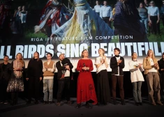 Kino gardēži vēro režisores Kristas Burānes filmas "Visi putni skaisti dzied" pirmizrādi Rīgas Starptautiskajā kino festivālā. FOTO