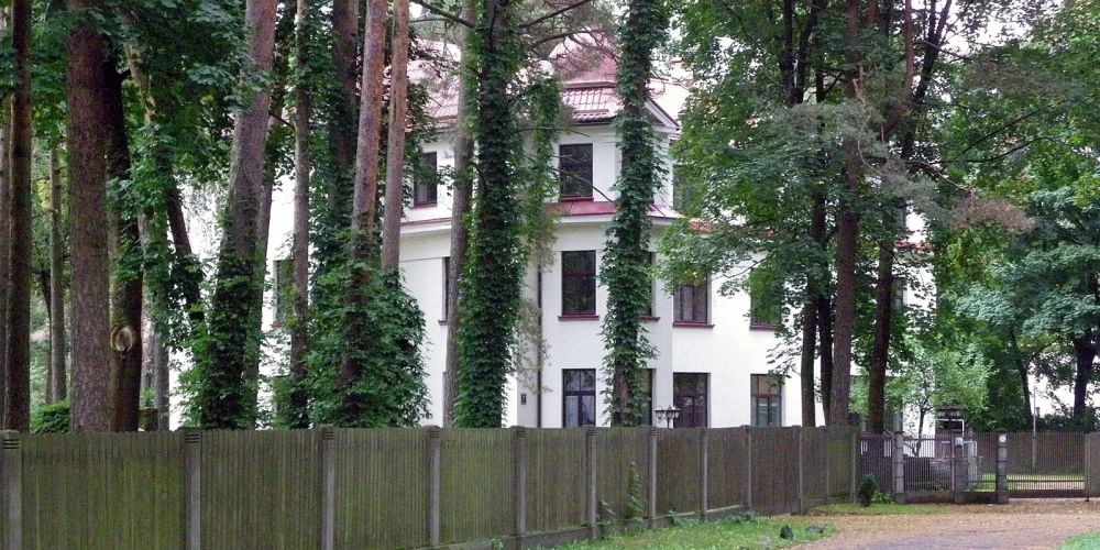 Savrupmāja Ernsta Bergmaņa ielā 7 ir vietējas nozīmes kultūras piemineklis.