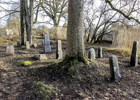 Vēsturiskā Cēsu pilsētas kapsēta, kas 20. gadsimta otrajā pusē tika izpostīta, pakāpeniski atjaunojas.