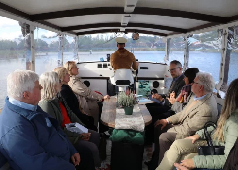 Pasaules Brīvo latviešu apvienības vadītāji iepazīst Alūksnes ezeru ar kuģīti “Marienburg”.