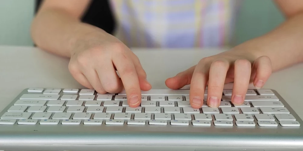 Kampaņa skolās aicina apzināties, kāpēc tavi dati ir vērtība.