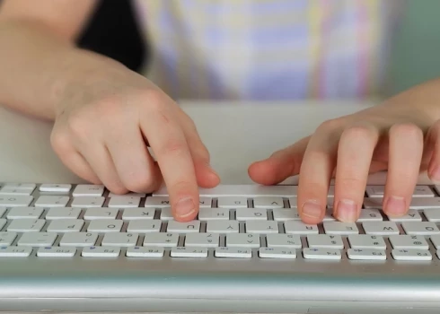 Kampaņa skolās aicina apzināties, kāpēc tavi dati ir vērtība.