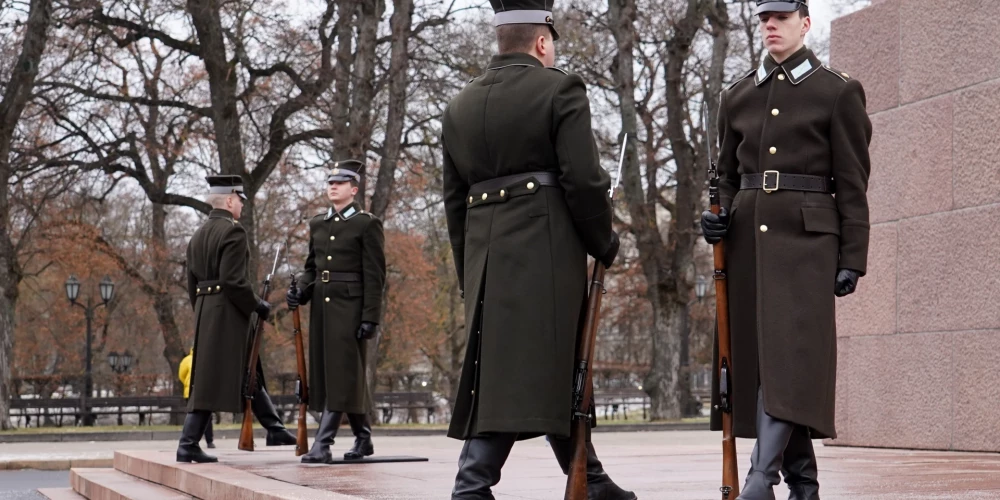 Karavīru goda sardzes maiņa pie Brīvības pieminekļa.